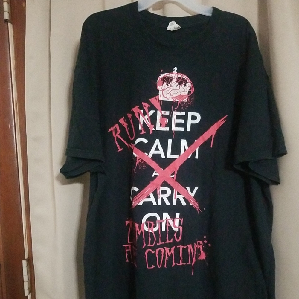 Jerzees 2XL “Run Zombies Are Coming • Keep Calm & Carry On” Tee – Pre-owned Zomb